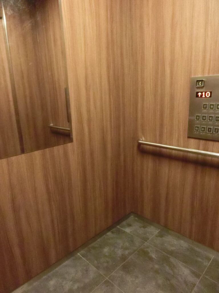 エレベーター内